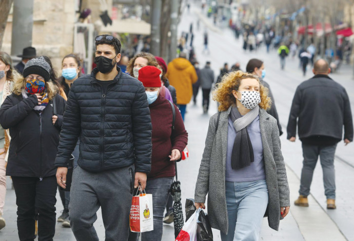 אנשים ברחוב עם מסכות (צילום:  מרק ישראל סלם)
