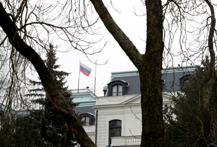 דגל רוסיה בשגרירות בפראג  (צילום:  רויטרס)