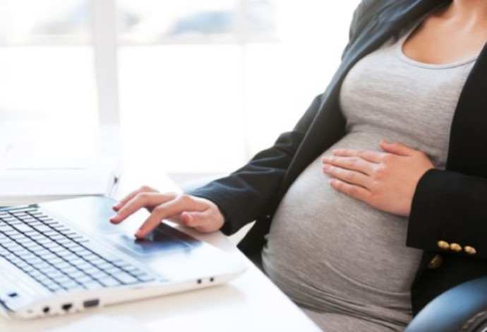 עובדת בהיריון (צילום:  Shutterstock)