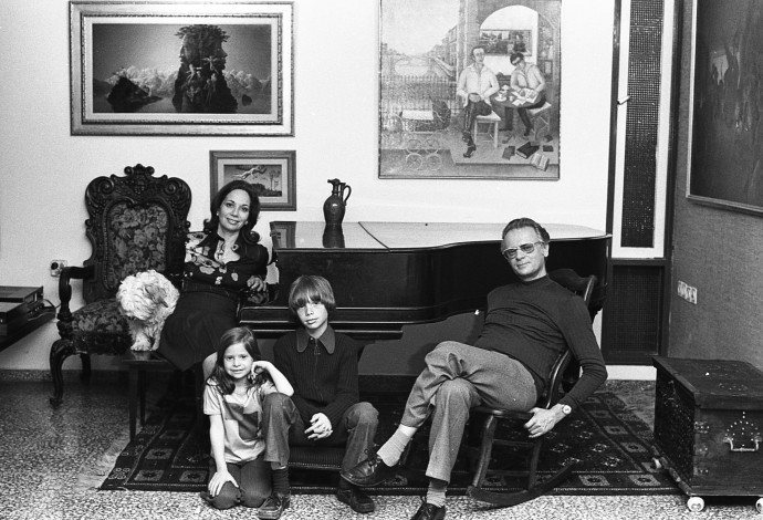 אפרים קישון ומשפחתו, 1975 (צילום:  יעל רוזן)