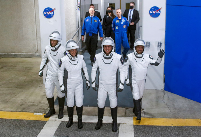 האסטרונאוטים מתכוננים לשיגור (צילום:  REUTERS/Joe Skipper)