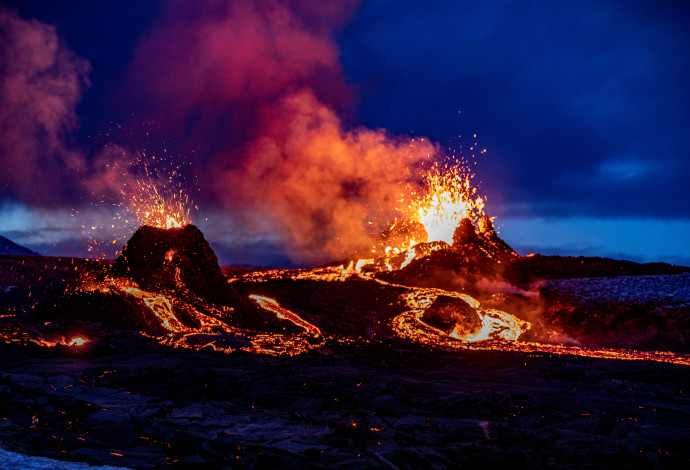 הר הגעש המתפרץ (צילום:  רויטרס)