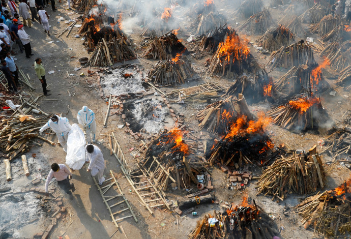 שריפת גופות בהודו (צילום:  REUTERS/Adnan Abidi)