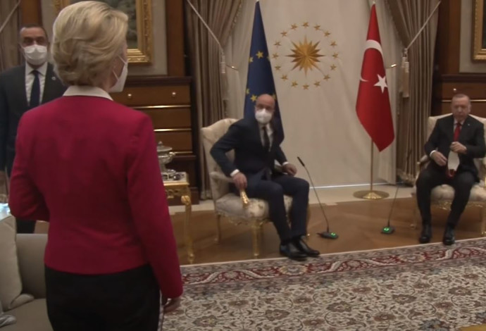 נשיאת הנציבות האירופית בעת פגישתה עם נשיא טורקיה ונשיא האיחוד האירופי (צילום:  צילום מסך יוטיוב האיחוד האירופי)
