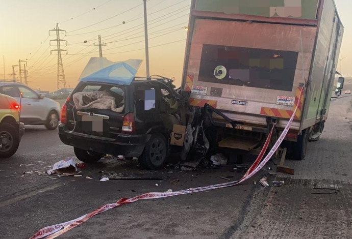 תאונת הדרכים בין הרכב למשאית בבאר שבע (צילום:  דוברות המשטרה)