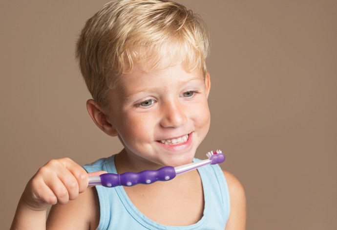 ילד מצחצח שיניים (צילום:  אינג אימג')