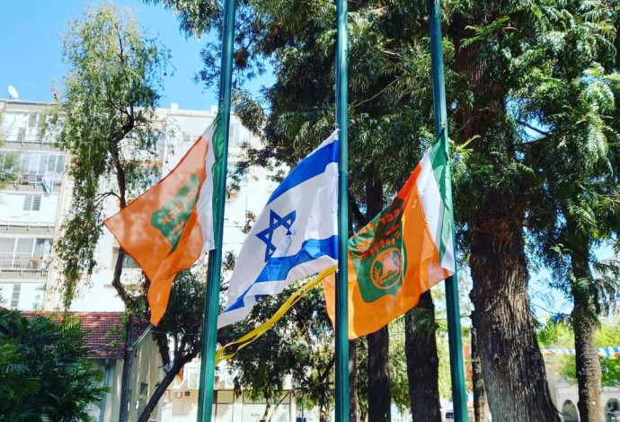 דגלים הורדו לחצי התורן בעיריית כפר סבא בעקבות האסון בהר מירון (צילום:  דוברות עיריית כפר סבא)