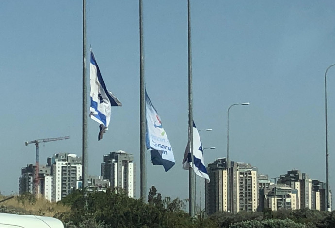 דגלים הורדו לחצי התורן ברחובות בעקבות האסון בהר מירון (צילום:  אלוני מור)