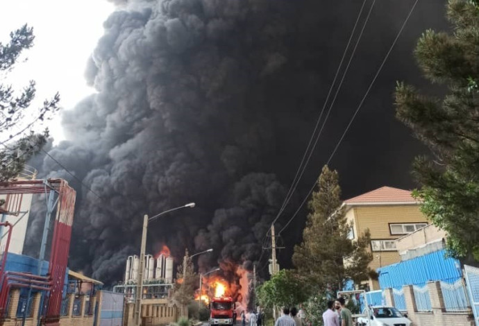 שריפה במפעל באיראן (צילום:  רשתות ערביות)