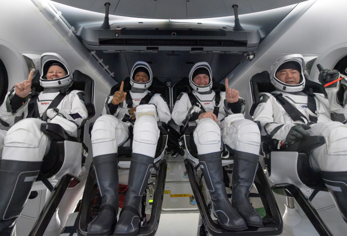 האסטרונאוטים חוזרים לכדור הארץ (צילום:  נאס"א)