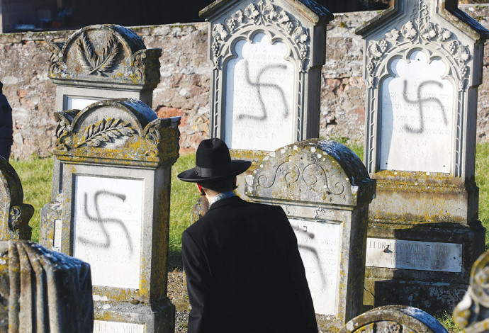 גילוי אנטישמיות בקברי יהודים בצרפת (צילום:  רויטרס)