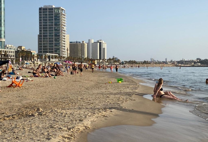 חם בחוף הים של תל אביב (צילום:  אבשלום ששוני)