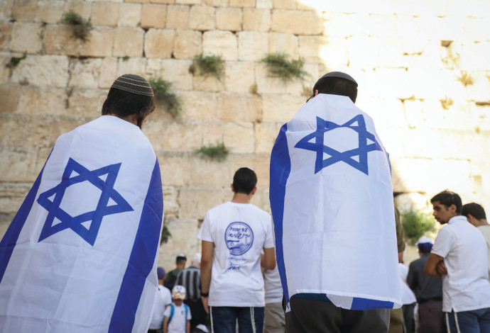 מתפללים בכותל עטופים דגלי ישראל (צילום:  נעם ריבקין פנטון, פלאש 90)