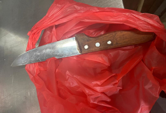 הסכין שנמצאה בתיקה של החשודה (צילום:  דוברות המשטרה)