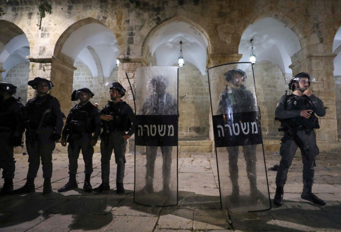 כוחות משטרה נערכים למהומות בהר הבית (צילום:  REUTERS/Ammar Awad)