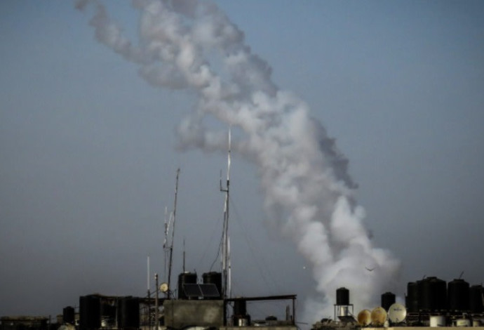 תיעוד של תקיפת חיל האוויר ברצועת עזה (צילום:  רשתות ערביות)