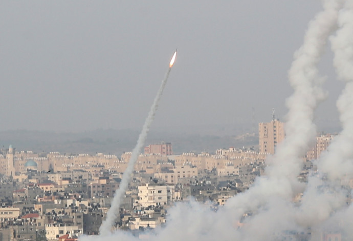 שיגור רקטות מרצועת עזה לשטח ישראל (ארכיון) (צילום:  REUTERS/Mohammed Salem)
