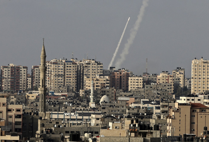 שיגור רקטות מרצועת עזה לשטח ישראל (צילום:  MAHMUD HAMS/AFP via Getty Images)