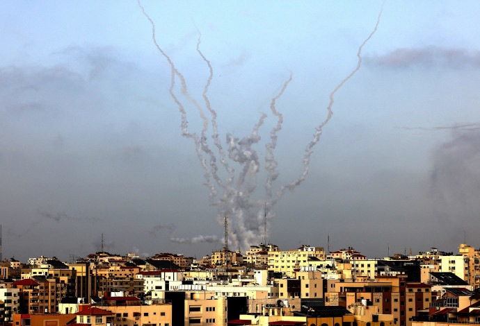 שיגור רקטות מרצועת עזה לשטח ישראל (צילום:  MAHMUD HAMS/AFP via Getty Images)