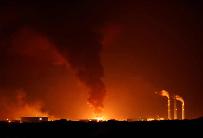 שריפה בצינור נפט סמוך לאשקלון (צילום:  REUTERS/Amir Cohen)