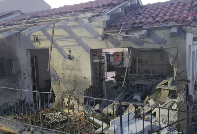 בית שנפגע מרקטה באשקלון (צילום:  דוברות עיריית אשקלון)