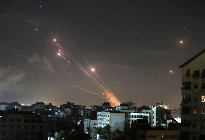 שיגור רקטות מרצועת עזה (צילום:  REUTERS/Ibraheem Abu Mustafa)