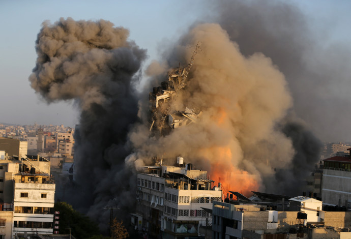 בניין שקרס כתוצאה מתקיפת צה"ל בעזה (צילום:  REUTERS/Ibraheem Abu Mustafa)