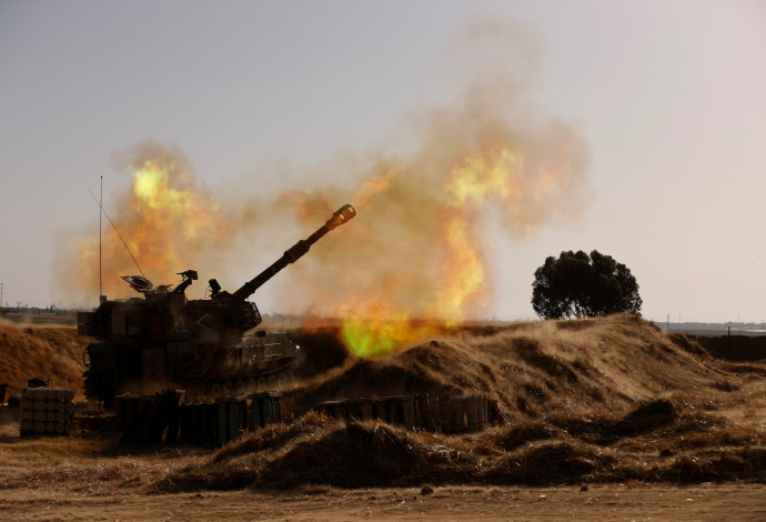 סוללת תותחים של צה"ל בגבול עזה (צילום:  REUTERS/Amir Cohen)