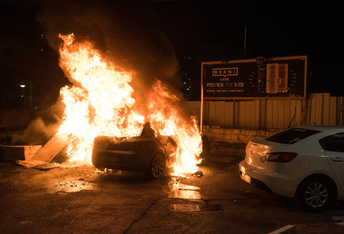 המהומות בעיר עכו, אמש (צילום:  רוני עופר, פלאש 90)