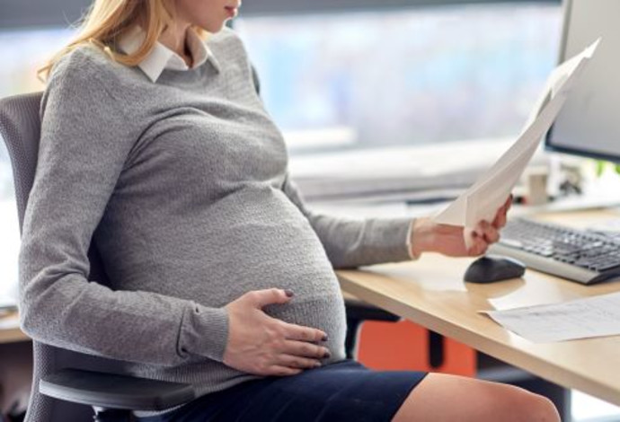 עובדת בהריון (צילום:  Shutterstock)