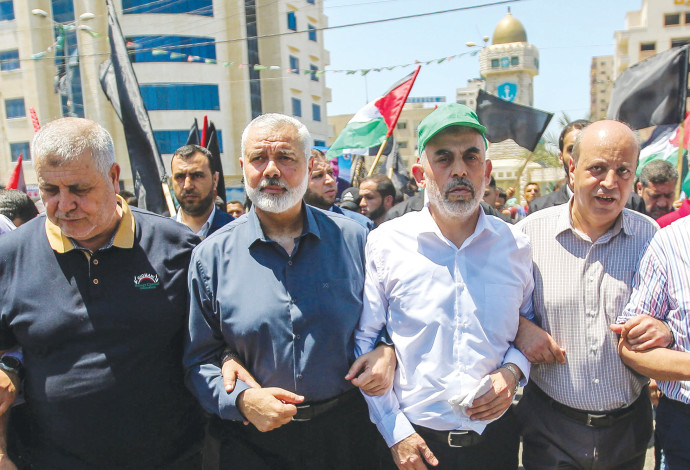 מנהיגי החמאס יחיא סינוואר ואסמאעיל הנהיה (צילום:  חסן ג'די, פלאש 90)