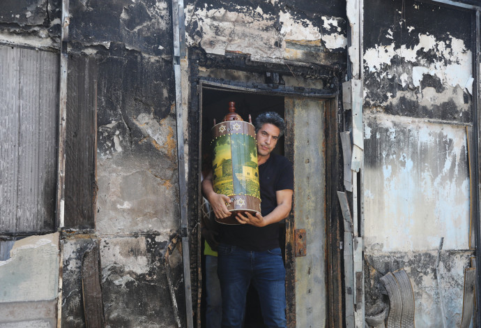 בית כנסת שרוף בלוד (צילום:  יונתן זינדל פלאש 90)