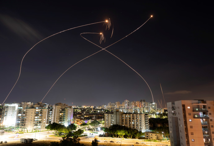 רקטות שנורו מרצועת עזה לכיוון אשקלון (צילום:  REUTERS/Amir Cohen)