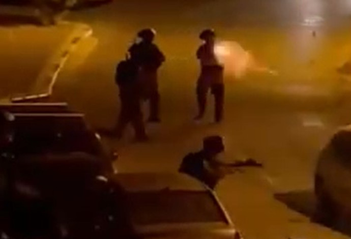 שוטר באום אל פאחם מבצע ירי לעבר רכב (צילום:  צילום מסך)
