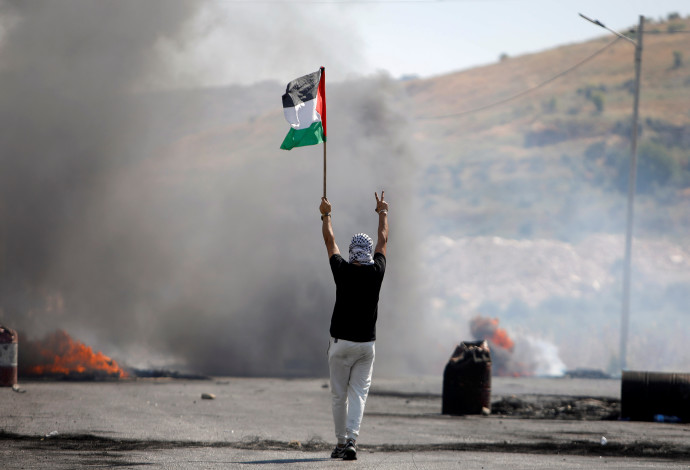 פלסטינים בהפרות סדר ביהודה ושומרון (צילום:  REUTERS/Raneen Sawafta)