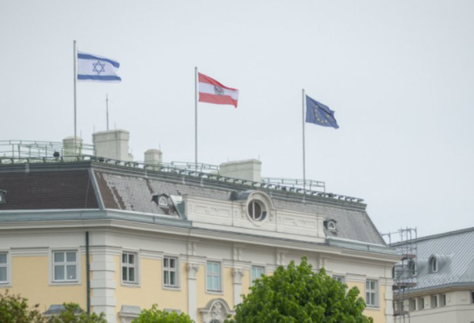דגלי ישראל הונפו מעל משרדי הקנצלר באוסטריה (צילום:  צילום מסך מתוך טוויטר)