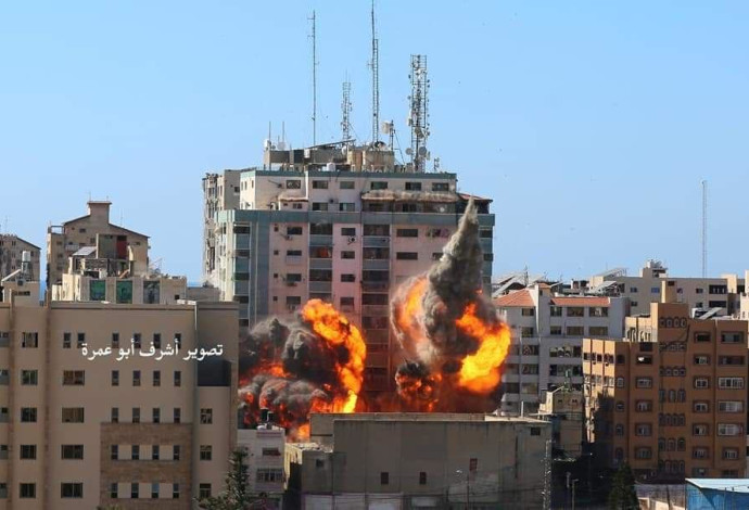 תקיפת מגדל התקשורת בעזה (צילום:  רשתות ערביות)