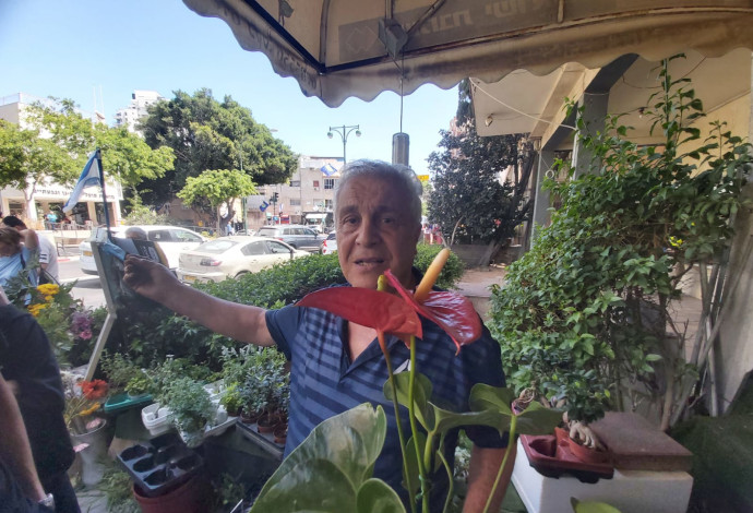 יענקל'ה בחנות הפרחים במרכז רמת גן (צילום:  משה כהן)