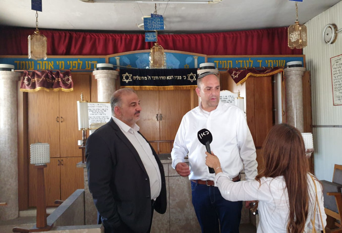 מנסור עבאס ויאיר רביבו בבית כנסת בלוד (צילום:  דוברות עיריית לוד)