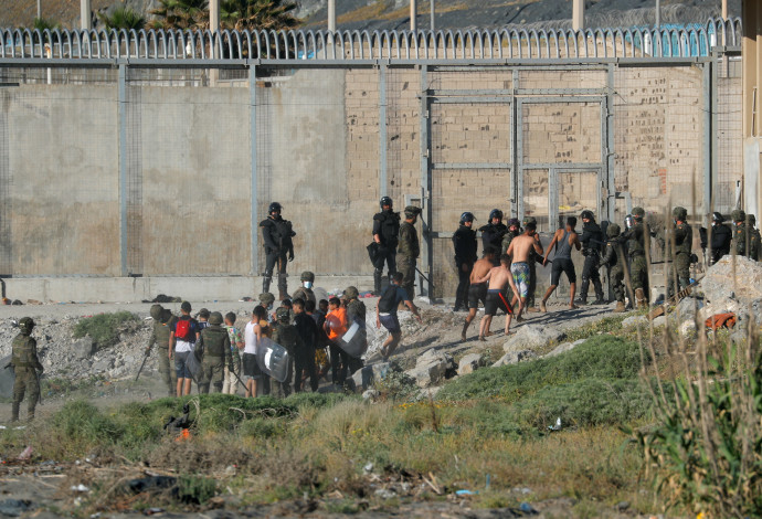 אלפי מהגרים חוצים את הגבול הספרדי-מרוקאי (צילום:  REUTERS/Jon Nazca)
