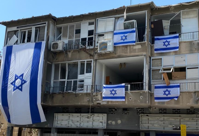 דגלי ישראל על הבניין שנפגע מרקטה בר"ג (צילום:  אבשלום ששוני)