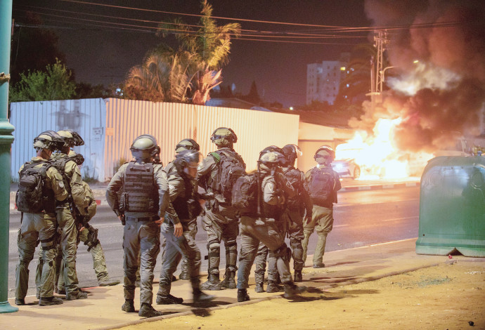 שוטרים במהומות בלוד (צילום:  יוסי אלוני, פלאש 90)