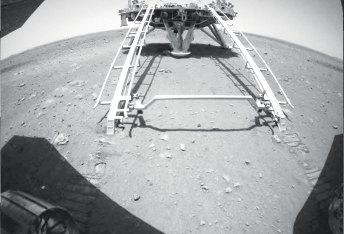 גשושית המחקר הסינית על אדמת מאדים (צילום:  רויטרס)