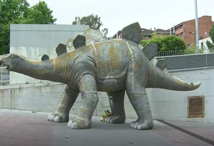 פסל הדינוזאור בו נמצאה הגופה (צילום:  רויטרס)