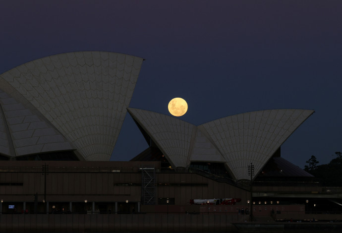 הסופר-מון בשמי סידני, אוסטרליה (צילום:  רויטרס)