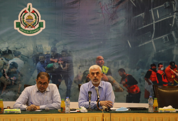 מנהיג חמאס, יחיא סינוואר, במסיבת עיתונאים ברצועה (צילום:  מג'די פתחי/TPS)