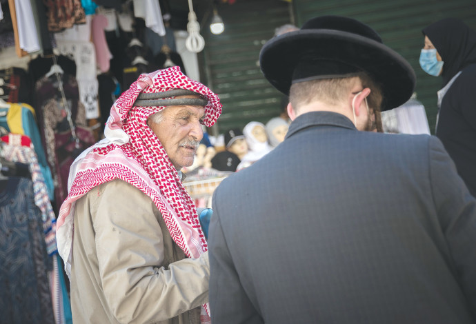 יהודי ומוסלמי בשער שכם (צילום:  יונתן זינדל פלאש 90)