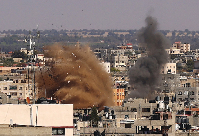 הפצצה ברצועת עזה (צילום:  SAID KHATIB - AFP)