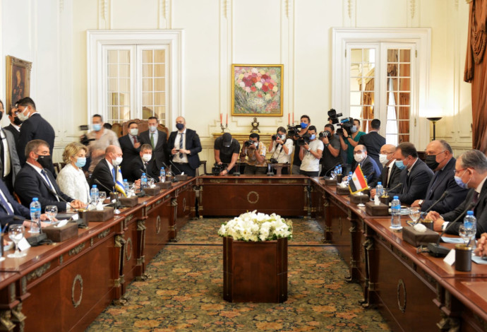 שר החוץ גבי אשכנזי ומקבילו המצרי סאמח שוקרי בארמון תחריר (צילום:  משרד החוץ)