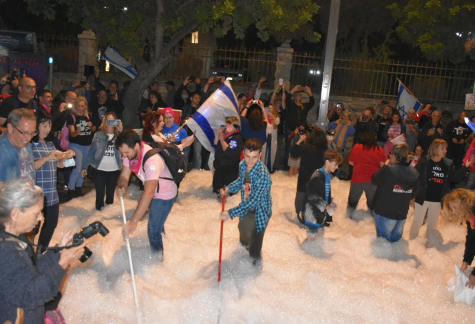מפגינים מול מעון בית ראש הממשלה (צילום:  "קריים מיניסטר")